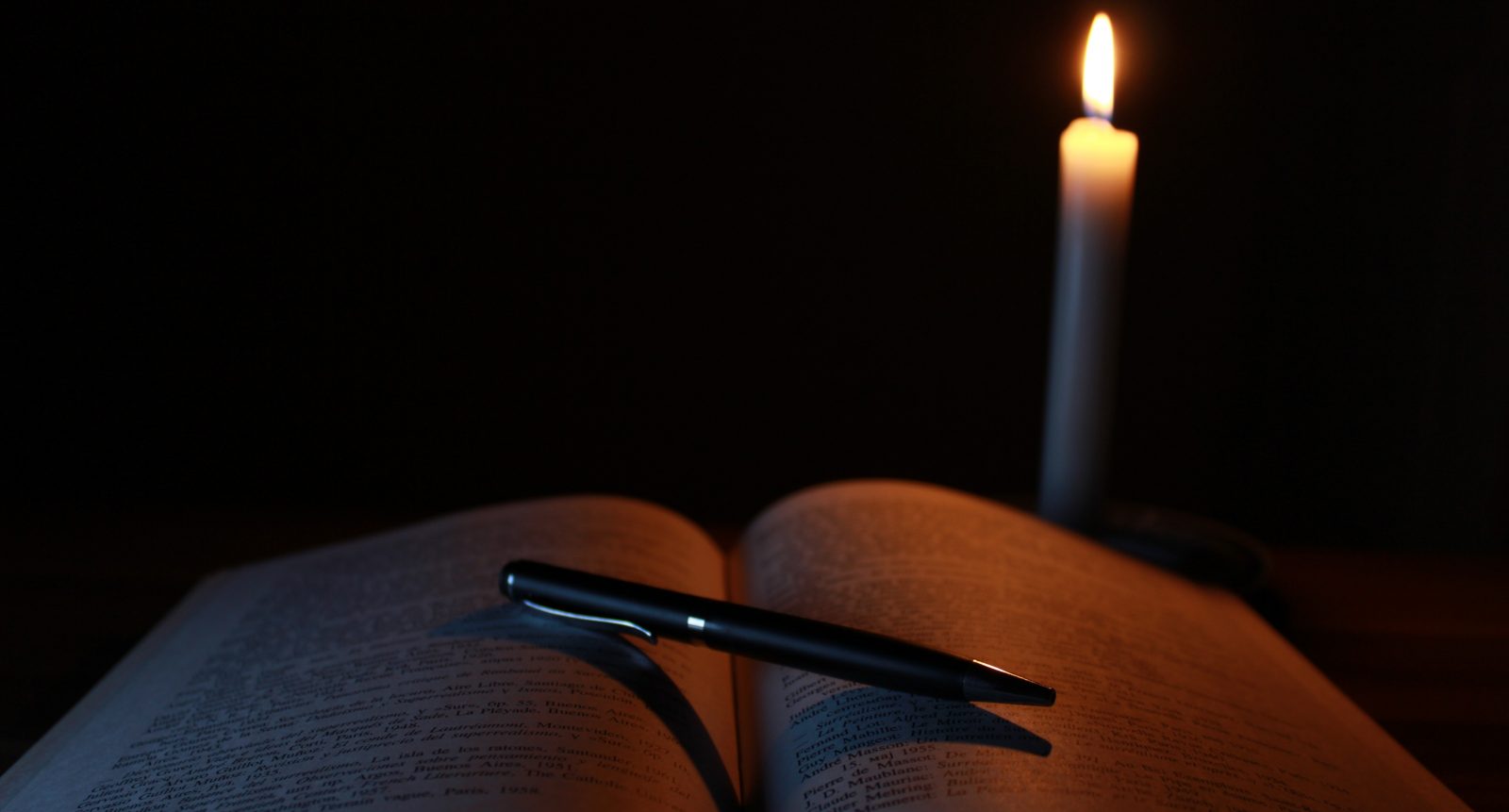 cropped-blur-book-candle-207700-5.jpg